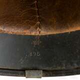 Stahlhelm M 35 des Heeres mit einem Abzeichen und Drahtnetz - Foto 7