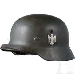 Stahlhelm M 35 mit beiden Abzeichen, Q64