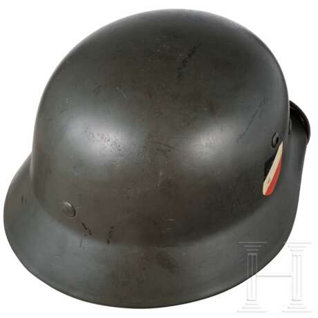 Stahlhelm M 35 mit beiden Abzeichen, Q64 - photo 3