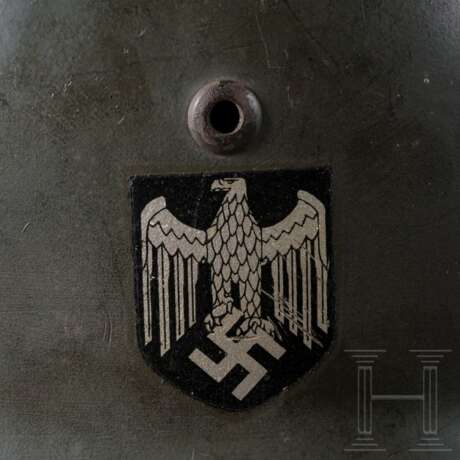 Stahlhelm M 35 mit beiden Abzeichen, Q64 - photo 8