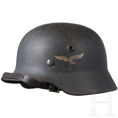 Stahlhelm M40 der Luftwaffe mit 1 Helmabzeichen, T769 - Foto 2