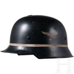 Feuerwehr-Stahlhelm M34 mit beiden Emblemen