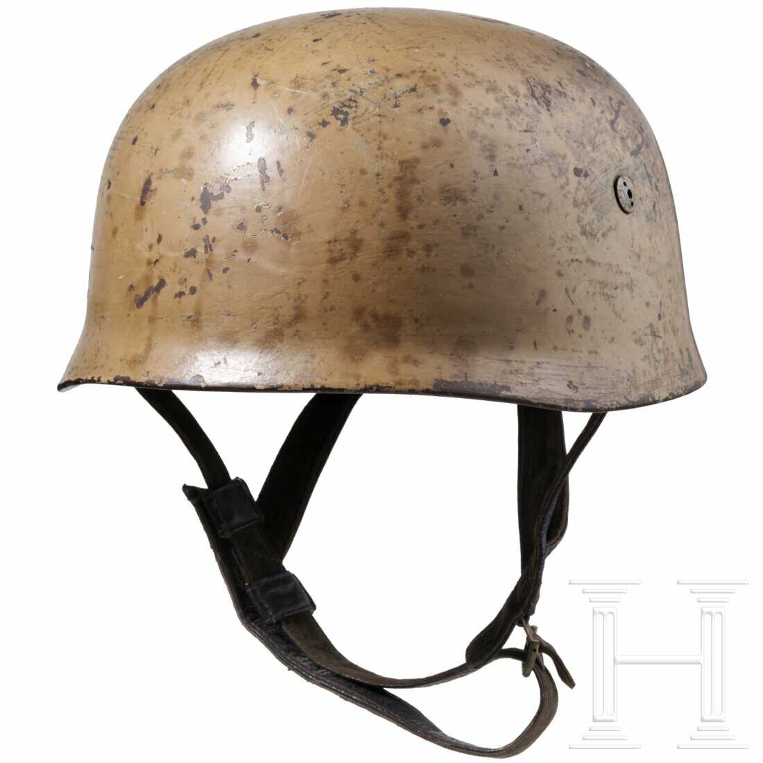 Stahlhelm M 38 für Fallschirmschützen mit sandfarbenem Tarnanstrich