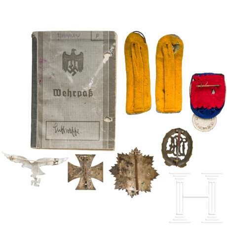 Wehrpass und Auszeichnungen eines Hauptmanns im Fallschirmjäger-Regiment 1 - photo 2