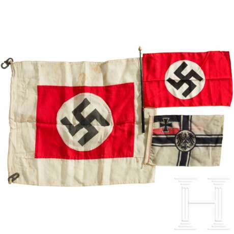 Lotsen-Flagge Nr. 1, Wimpel der Reichskriegsfahne und NSDAP-Handfahne - Foto 1