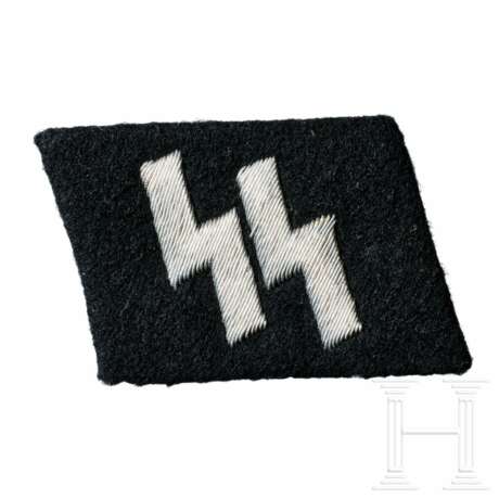 A Right Collar Tab with Runes for SS Officers - фото 1