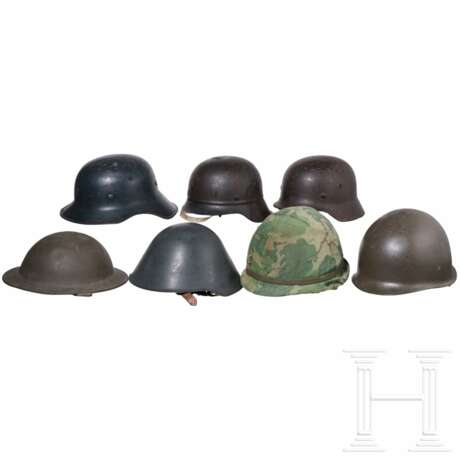 Sieben internationale Stahlhelme, 20. Jhdt. - photo 1