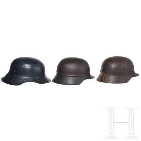 Sieben internationale Stahlhelme, 20. Jhdt. - photo 3