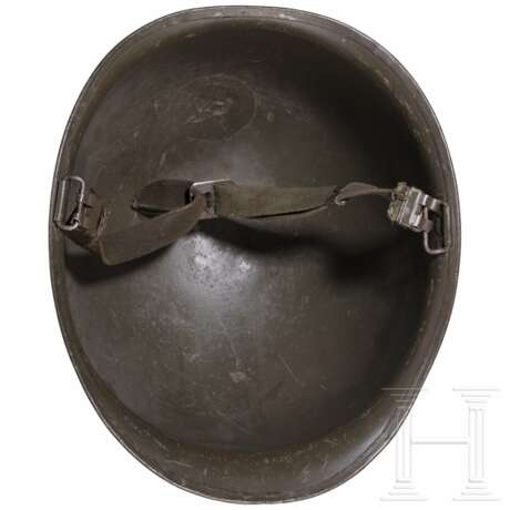 Sieben internationale Stahlhelme, 20. Jhdt. - photo 10