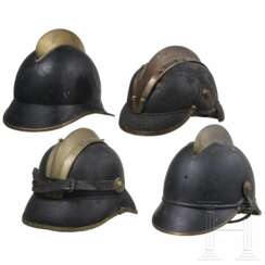 Vier Feuerwehrhelme