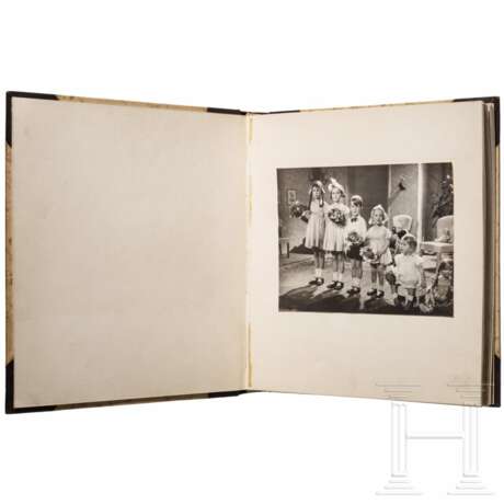 Joseph Goebbels - Geschenkfotoalbum zu seinem 42. Geburtstag 1939 mit 27 Aufnahmen seiner Kinder - photo 1