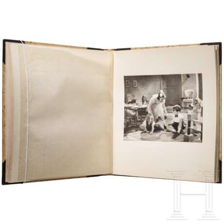 Joseph Goebbels - Geschenkfotoalbum zu seinem 42. Geburtstag 1939 mit 27 Aufnahmen seiner Kinder - photo 8
