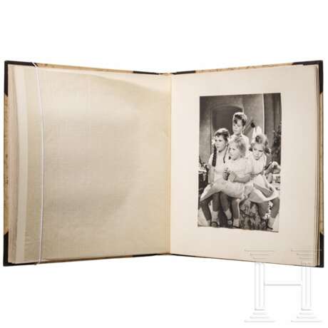 Joseph Goebbels - Geschenkfotoalbum zu seinem 42. Geburtstag 1939 mit 27 Aufnahmen seiner Kinder - photo 10