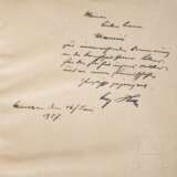 Adolf Hitler - in Pergament gebundene Erstausgabe "Mein Kampf", Band 2, Nummer "5", mit eigenhändiger Widmung an Emil Maurice 1927 - Foto 2