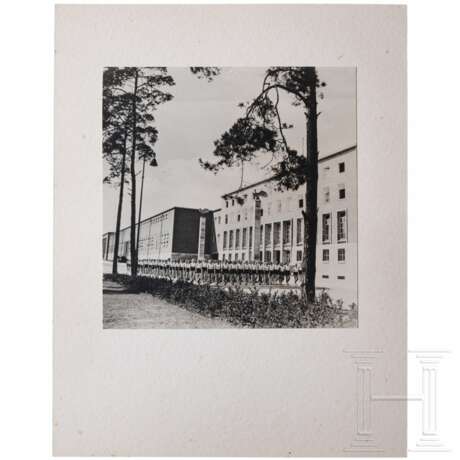 Arthur Seyss-Inquart - 60 großformatige Fotos aus seinem Privatbesitz, größtenteils Den Haag, um 1940/42 - photo 11