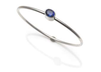 Platin Armreif mit Saphir