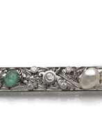 Übersicht. Brosche mit Diamanten und Smaragden