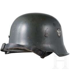 Stahlhelm M 34 für die Polizei mit beiden Abzeichen