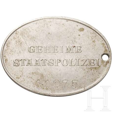 Ausweismarke der Geheimen Staatspolizei "Gestapo" - photo 1