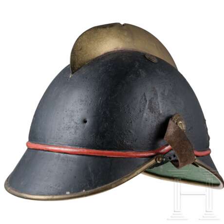 Schirmmütze und fünf Helme der Feuerwehr - Foto 1