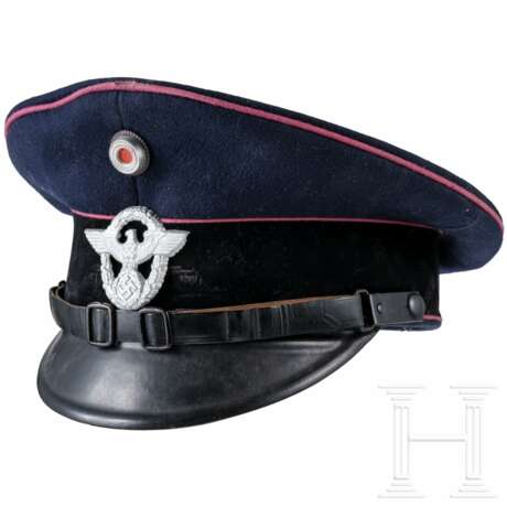 Schirmmütze und fünf Helme der Feuerwehr - Foto 11