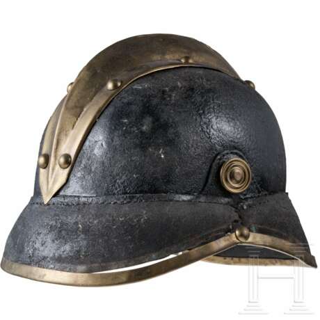 Schirmmütze und fünf Helme der Feuerwehr - Foto 12