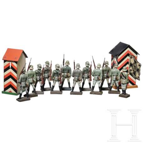 Elf Lineol-Soldaten des Heeres stehend mit Gewehr, ein Fahnenträger und zwei Hausser-Schilderhäuser - фото 2