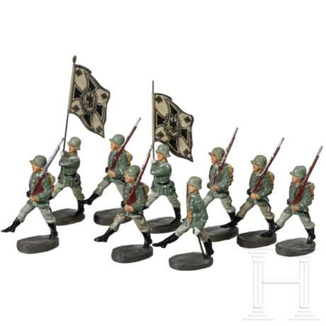 Neun Elastolin-Soldaten des Heeres mit Fahnenträger im Stechschritt - photo 1
