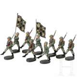 Neun Elastolin-Soldaten des Heeres mit Fahnenträger im Stechschritt - photo 1