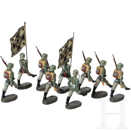 Neun Elastolin-Soldaten des Heeres mit Fahnenträger im Stechschritt - photo 2