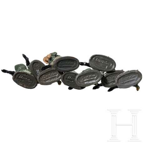Neun Elastolin-Soldaten des Heeres mit Fahnenträger im Stechschritt - photo 3