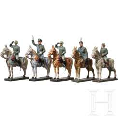 Elastolin und Lineol - zwei Figuren von Benito Mussolini und drei Offiziere des Heeres auf Standpferden