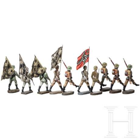 Zehn Elastolin- und Lineol-Soldaten mit Fahnenträgern im Stechschritt sowie im Marsch - photo 2