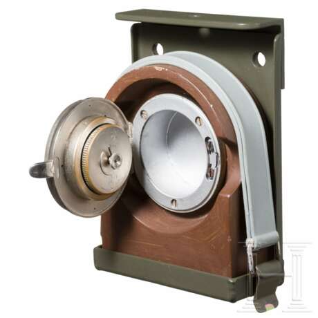 Stationsuhr der Bundeswehr mit Metallhalterung, Junghans - photo 3