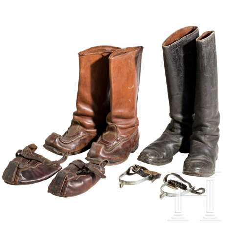 Zwei Paar Stiefel, Sporen und Skiäufsätze - Foto 1