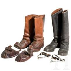 Zwei Paar Stiefel, Sporen und Skiäufsätze