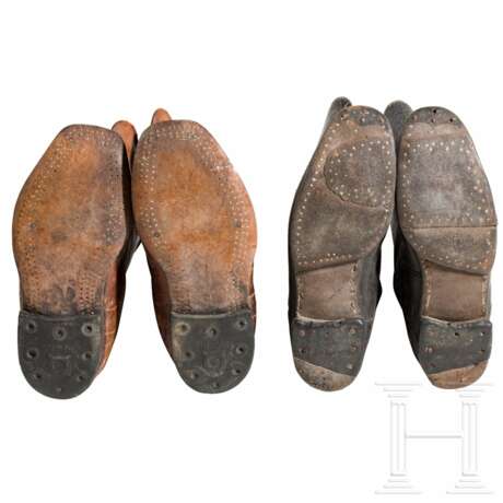 Zwei Paar Stiefel, Sporen und Skiäufsätze - Foto 3