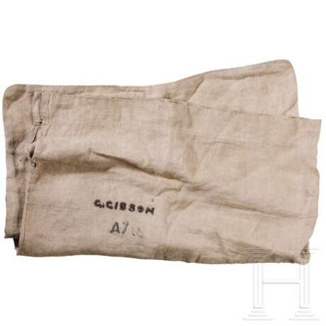 Tellermütze, Halstuch und Leinensäckchen des beim Untergang der HMS Royal Oak 1939 gefallenen Schiffsjungen Gordon Gibson - photo 7