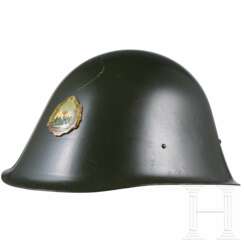Stahlhelm M73/80 mit Paradeabzeichen