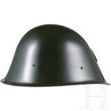 Stahlhelm M73/80 mit Paradeabzeichen - photo 2