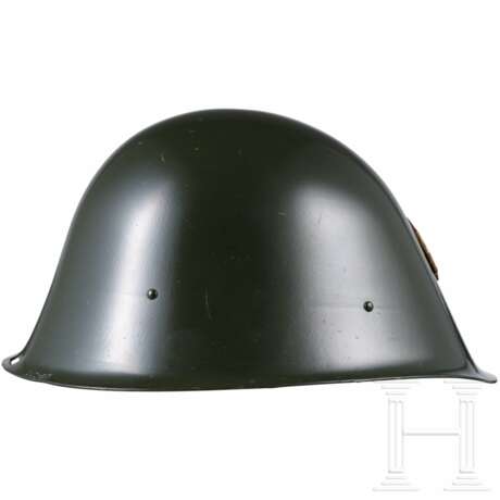 Stahlhelm M73/80 mit Paradeabzeichen - photo 2