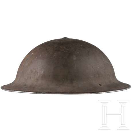 Britischer Brodie-Helm MK II mit Nationalwappen der Tschechoslowakei - photo 1