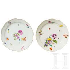 Zwei große Platten mit Blumenmalerei, Meissen, um 1780/um 1815