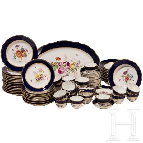 82 Teile aus einem Service mit Blumen, Insekten und Kobaltrand, Meissen, 1860 - 1924 - Foto 1