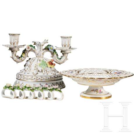 Tazza mit Blumen und Insekten, Meissen, 1860 - 1924, dazu ein Tafelleuchter und sechs Serviettenringe, andere Manufakturen, 2. Hälfte 20. Jhdt. - фото 2