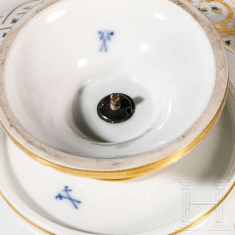 Tazza mit Blumen und Insekten, Meissen, 1860 - 1924, dazu ein Tafelleuchter und sechs Serviettenringe, andere Manufakturen, 2. Hälfte 20. Jhdt. - фото 4