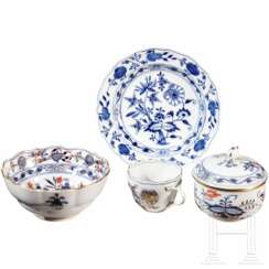 Schale, Tasse und Deckeldose mit bunten Zwiebelmuster und Teller mit Zwiebelmuster, Meissen, bis 1908 (zwei)/20. Jhdt. (zwei)