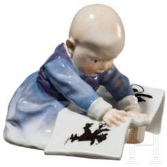 Hentschelkind bzw. "Kind mit Bilderbuch", Konrad Hentschel, 1904 (Entwurf), Meissen, vor 1924 (Ausführung)