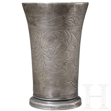 Gravierter Trinkbecher aus Zinn, Flandern/Niederlande, um 1700 - photo 2