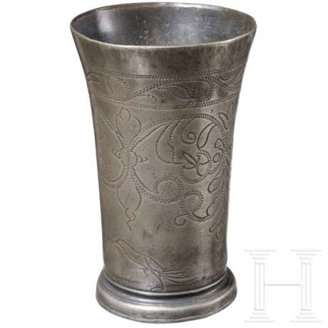 Gravierter Trinkbecher aus Zinn, Flandern/Niederlande, um 1700 - photo 3